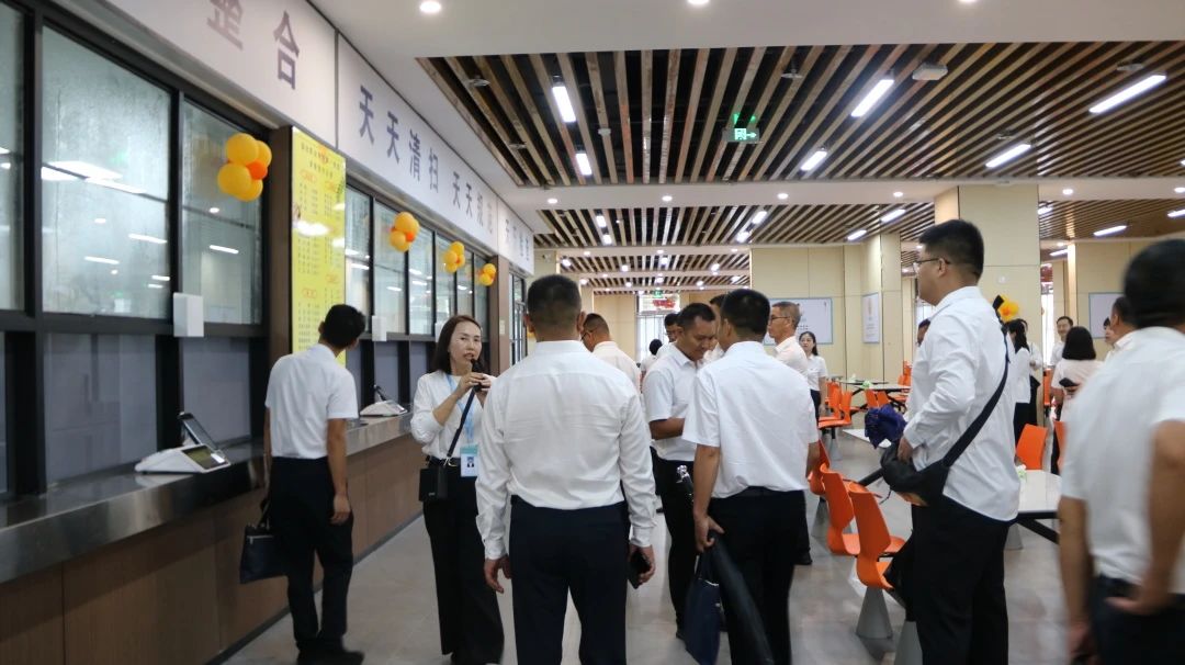 参加临沧市庆祝第40个教师节大会的相关人员到 美加墨世界杯官方网站参观指导