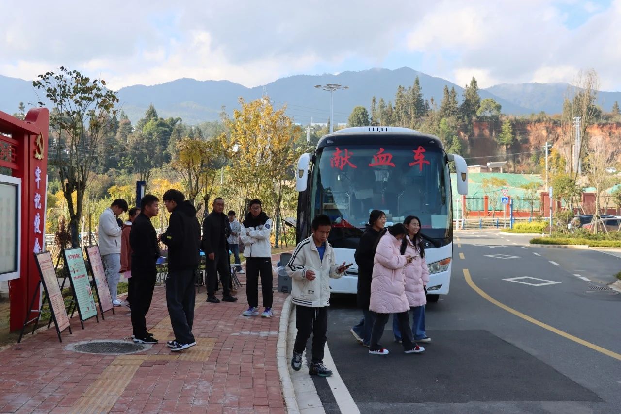 热血汇聚，爱满校园—— 美加墨世界杯官方网站师生参加无偿献血活动
